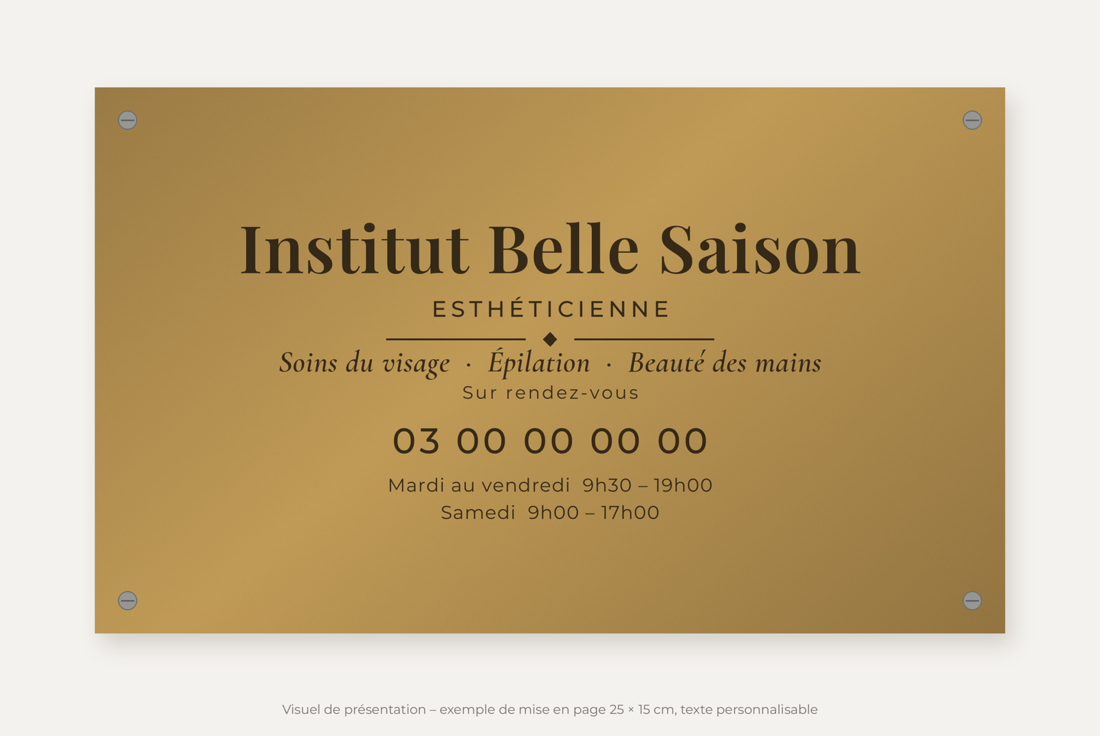 Plaque esthéticienne personnalisée en plexiglas or vieilli 25 × 15 cm, exemple au nom de Institut Belle Saison