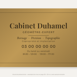 Plaque géomètre personnalisée en plexiglas or vieilli 30 × 20 cm, exemple au nom de Cabinet Duhamel