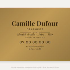 Plaque graphiste personnalisée en plexiglas or vieilli 30 × 20 cm, exemple au nom de Camille Dufour