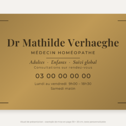 Plaque homéopathe personnalisée en plexiglas or vieilli 30 × 20 cm, exemple au nom de Dr Mathilde Verhaeghe