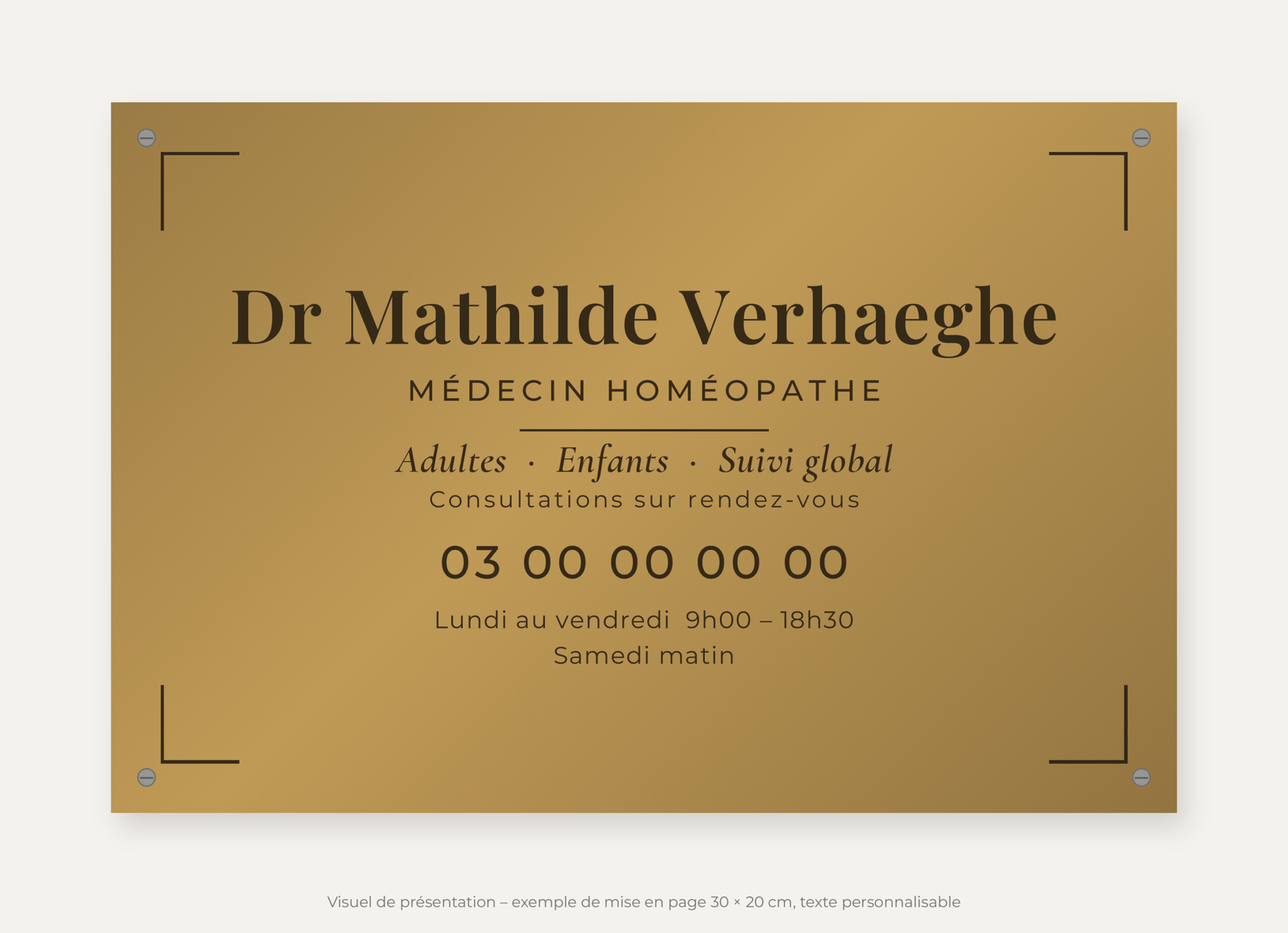 Plaque homéopathe personnalisée en plexiglas or vieilli 30 × 20 cm, exemple au nom de Dr Mathilde Verhaeghe