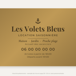 Plaque location saisonnière personnalisée en plexiglas or vieilli 30 × 20 cm, exemple au nom de Les Volets Bleus