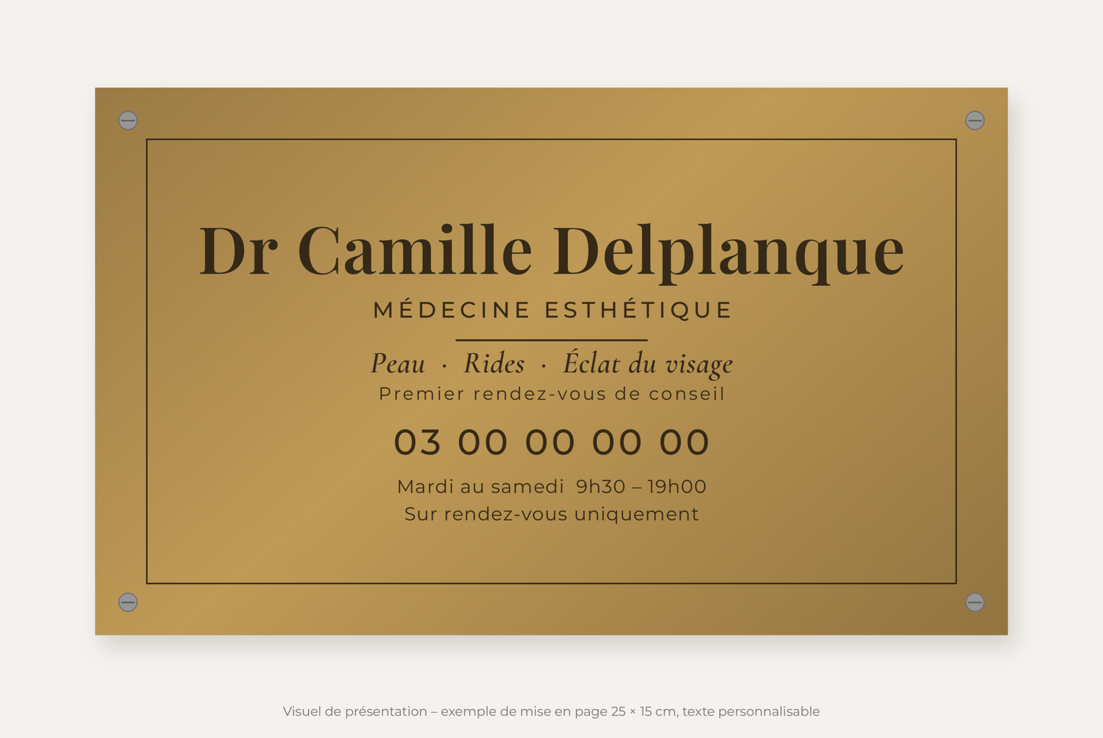 Plaque médecin esthétique personnalisée en plexiglas or vieilli 25 × 15 cm, exemple au nom de Dr Camille Delplanque