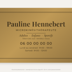 Plaque microkinésithérapeute personnalisée en plexiglas or vieilli 30 × 20 cm, exemple au nom de Pauline Hennebert