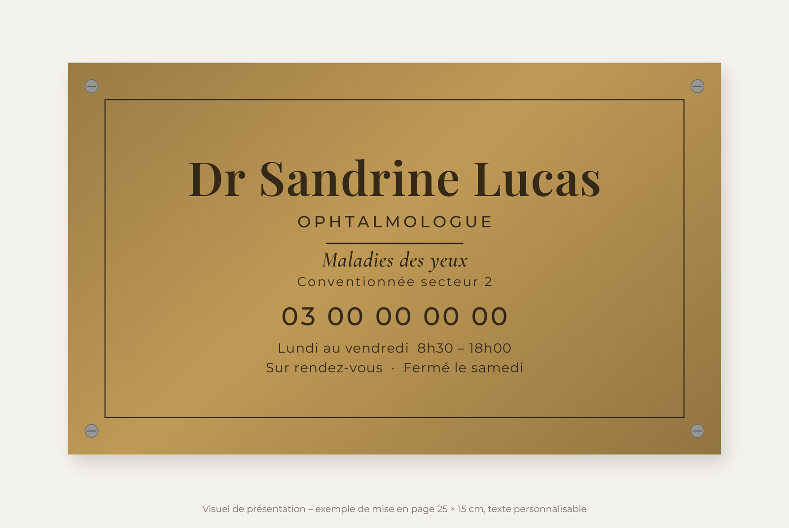Plaque ophtalmologue personnalisée en plexiglas or vieilli 25 × 15 cm, exemple au nom de Dr Sandrine Lucas