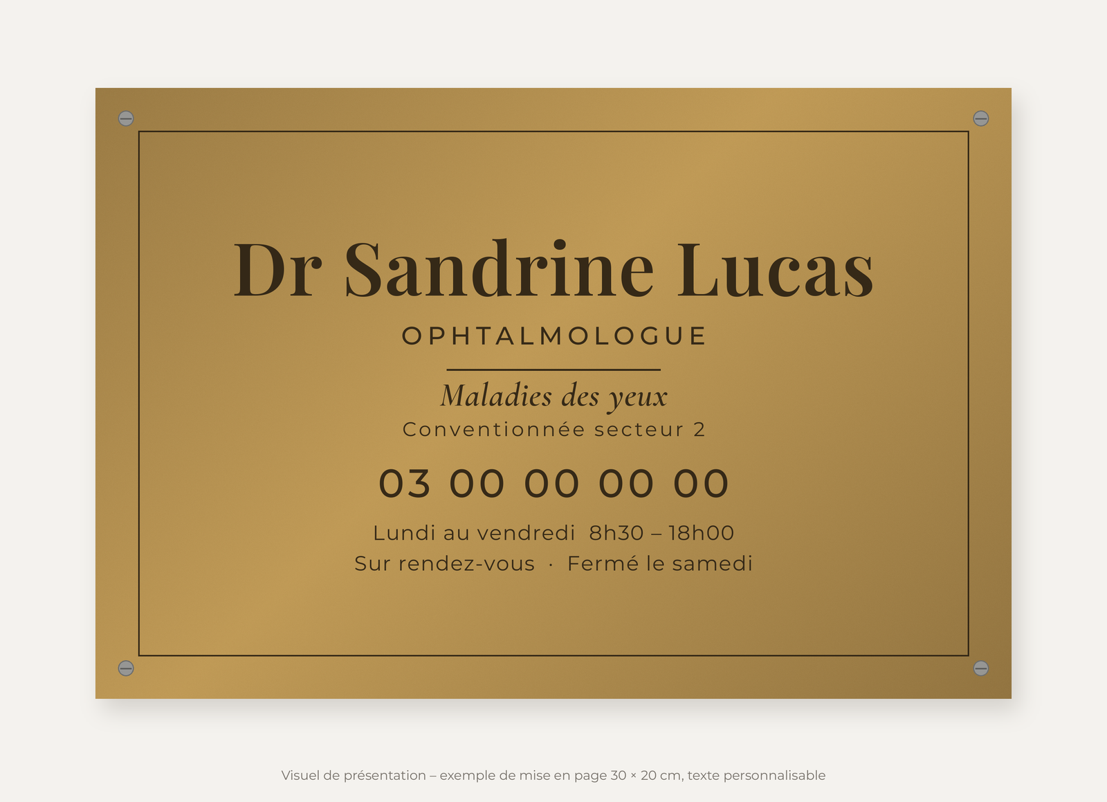Plaque ophtalmologue personnalisée en plexiglas or vieilli 30 × 20 cm, exemple au nom de Dr Sandrine Lucas