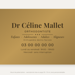 Plaque orthodontiste personnalisée en plexiglas or vieilli 25 × 15 cm, exemple au nom de Dr Céline Mallet