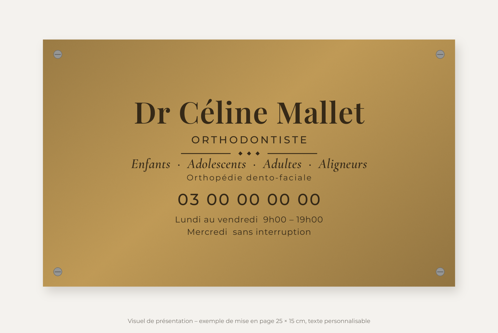 Plaque orthodontiste personnalisée en plexiglas or vieilli 25 × 15 cm, exemple au nom de Dr Céline Mallet
