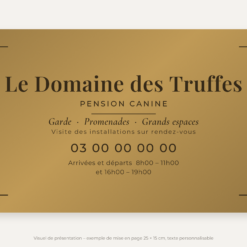Plaque pension canine personnalisée en plexiglas or vieilli 25 × 15 cm, exemple au nom de Le Domaine des Truffes