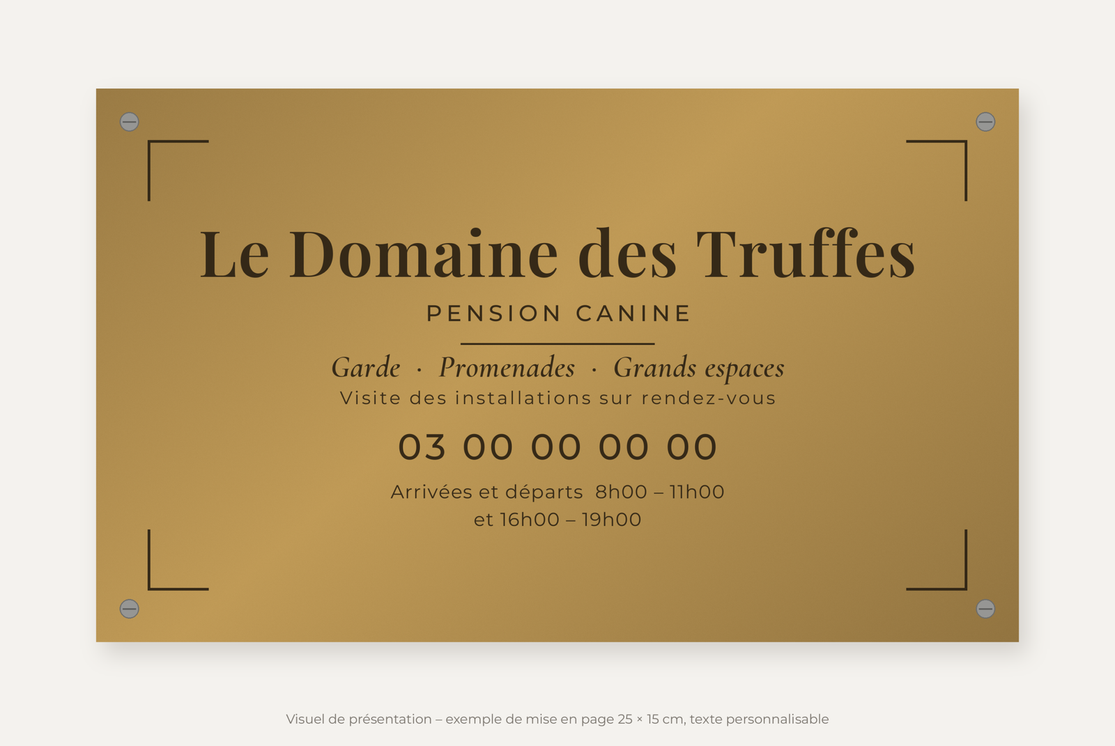 Plaque pension canine personnalisée en plexiglas or vieilli 25 × 15 cm, exemple au nom de Le Domaine des Truffes