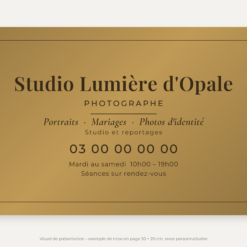 Plaque photographe personnalisée en plexiglas or vieilli 30 × 20 cm, exemple au nom de Studio Lumière d'Opale