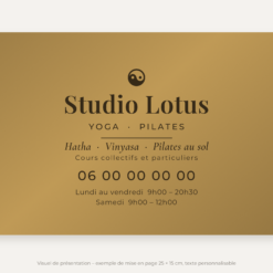 Plaque professeur de yoga personnalisée en plexiglas or vieilli 25 × 15 cm, exemple au nom de Studio Lotus