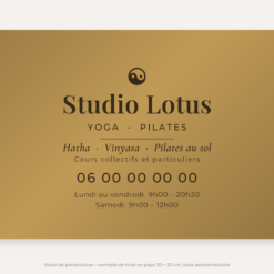 Plaque professeur de yoga personnalisée en plexiglas or vieilli 30 × 20 cm, exemple au nom de Studio Lotus