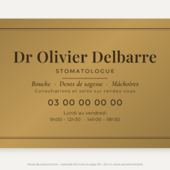 Plaque stomatologue personnalisée en plexiglas or vieilli 30 × 20 cm, exemple au nom de Dr Olivier Delbarre