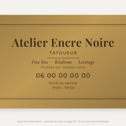 Plaque tatoueur personnalisée en plexiglas or vieilli 25 × 15 cm, exemple au nom de Atelier Encre Noire