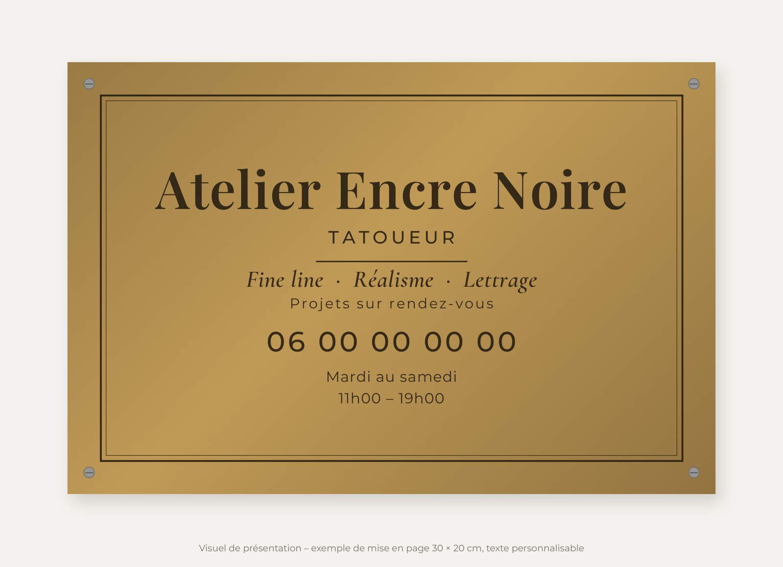 Plaque tatoueur personnalisée en plexiglas or vieilli 30 × 20 cm, exemple au nom de Atelier Encre Noire
