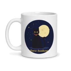 Tasse chat noir, face avant : chat noir au collier rouge devant la pleine lune, « Porte-bonheur »